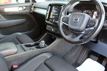 VOLVO XC40 2.0 T4 Momentum Pro SUV 5dr Petrol Auto AWD Euro 6 (s/s) (190 ps