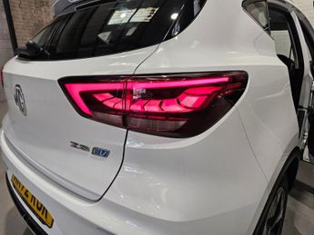 MG MG ZS 72.6kWh Trophy Connect Long Range SUV 5dr Electric Auto (156 ps)