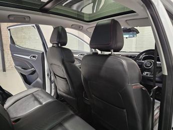 MG MG ZS 72.6kWh Trophy Connect Long Range SUV 5dr Electric Auto (156 ps)