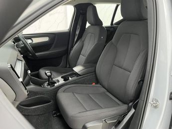 VOLVO XC40 1.5 T3 Momentum SUV 5dr Petrol Manual Euro 6 (s/s) (163 ps)