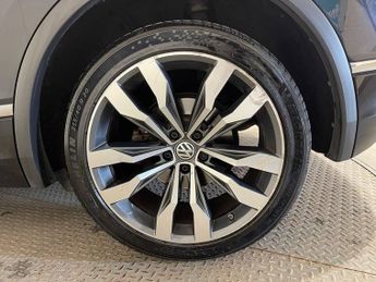 VOLKSWAGEN TIGUAN 2.0 TDI R-Line SUV 5dr Diesel DSG 4Motion Euro 6 (s/s) (150 ps)