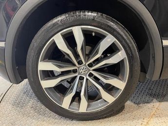 VOLKSWAGEN TIGUAN 2.0 TDI R-Line SUV 5dr Diesel DSG 4Motion Euro 6 (s/s) (150 ps)