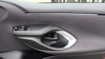 TOYOTA YARIS 1.5 VVT-h Icon Hatchback 5dr Petrol Hybrid E-CVT Euro 6 (s/s) (1