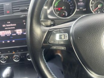 VOLKSWAGEN E-GOLF 35.8kWh e-Golf Hatchback 5dr Electric Auto (136 ps)