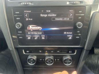 VOLKSWAGEN E-GOLF 35.8kWh e-Golf Hatchback 5dr Electric Auto (136 ps)
