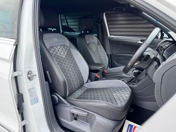 VOLKSWAGEN TIGUAN 2.0 TDi R-Line [Nav] 2WD 5dr
