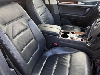 VOLKSWAGEN TOUAREG 3.0 TDI V6 BlueMotion Tech SE SUV 5dr Diesel Tiptronic 4WD Euro 