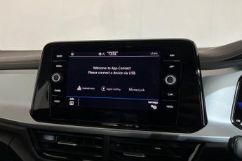 VOLKSWAGEN T-ROC 1.5 TSI Life SUV 5dr Petrol DSG Euro 6 (s/s) (150 ps) Front  / R