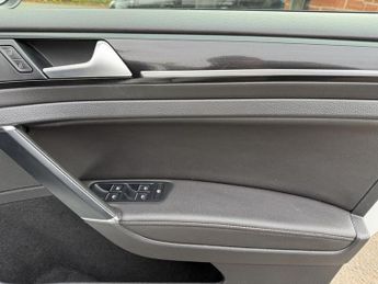 VOLKSWAGEN GOLF 2.0 TSI R Hatchback 5dr Petrol DSG 4Motion Euro 6 (s/s) (300 ps)