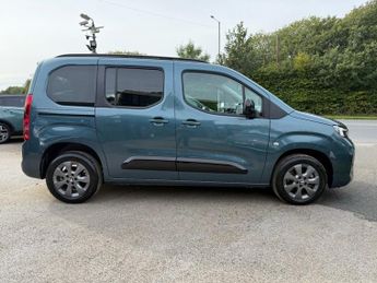 VAUXHALL Combo Life Electric 52kWh Ultimate MPV 5dr Electric Auto (7.4kW Charger) (136 ps)