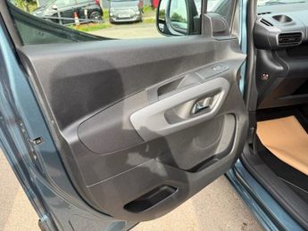 VAUXHALL Combo Life Electric 52kWh Ultimate MPV 5dr Electric Auto (7.4kW Charger) (136 ps)
