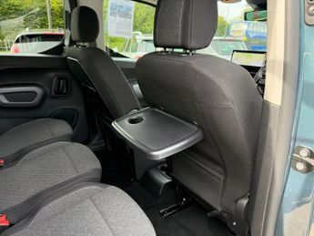 VAUXHALL Combo Life Electric 52kWh Ultimate MPV 5dr Electric Auto (7.4kW Charger) (136 ps)