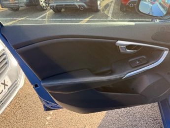 VOLVO V40 2.0 D2 R-Design Nav Plus Hatchback 5dr Diesel Auto Euro 6 (s/s) 