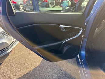 VOLVO V40 2.0 D2 R-Design Nav Plus Hatchback 5dr Diesel Auto Euro 6 (s/s) 