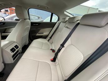 JAGUAR XE 2.0i Portfolio Saloon 4dr Petrol Auto Euro 6 (s/s) (200 ps)