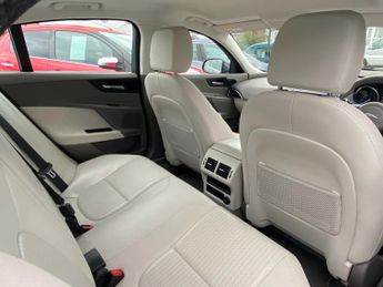 JAGUAR XE 2.0i Portfolio Saloon 4dr Petrol Auto Euro 6 (s/s) (200 ps)