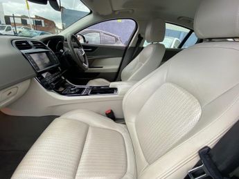 JAGUAR XE 2.0i Portfolio Saloon 4dr Petrol Auto Euro 6 (s/s) (200 ps)