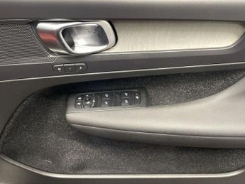 VOLVO XC40 2.0 T4 Inscription Pro SUV 5dr Petrol Auto Euro 6 (s/s) (190 ps)