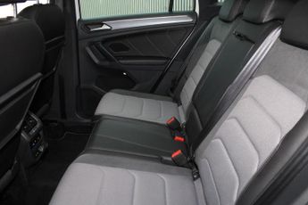 VOLKSWAGEN TIGUAN 2.0 TDI R-Line SUV 5dr Diesel DSG 4Motion Euro 6 (s/s) (150 ps)