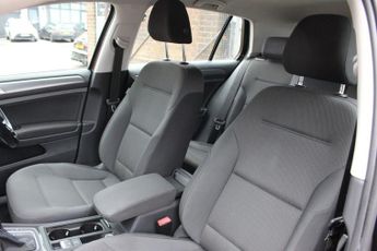 VOLKSWAGEN E-GOLF 35.8kWh e-Golf Hatchback 5dr Electric Auto (136 ps)