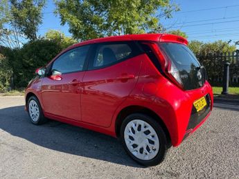 TOYOTA AYGO 1.0 VVT-i x-play Hatchback 5dr Petrol x-shift Euro 6 (Safety Sen