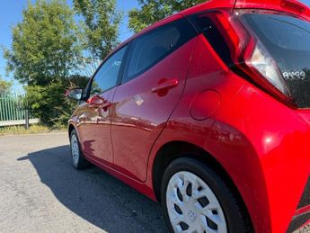 TOYOTA AYGO 1.0 VVT-i x-play Hatchback 5dr Petrol x-shift Euro 6 (Safety Sen