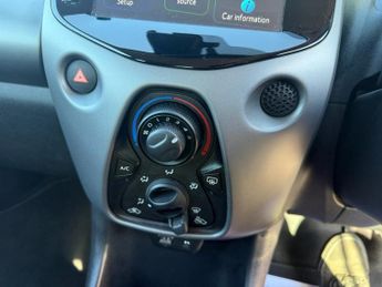 TOYOTA AYGO 1.0 VVT-i x-play Hatchback 5dr Petrol x-shift Euro 6 (Safety Sen