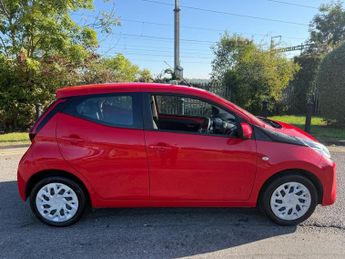 TOYOTA AYGO 1.0 VVT-i x-play Hatchback 5dr Petrol x-shift Euro 6 (Safety Sen