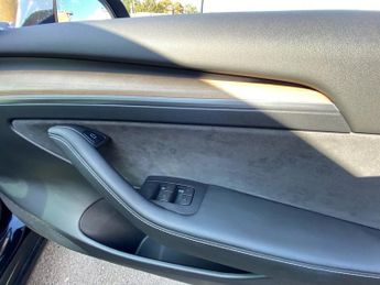 TESLA Model 3 Standard Range Plus Saloon 4dr Electric Auto RWD (241 bhp)