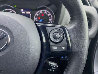 TOYOTA YARIS 1.5 VVT-h Icon Tech Hatchback 5dr Petrol Hybrid E-CVT Euro 6 (s/