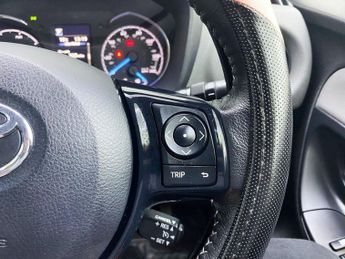 TOYOTA YARIS 1.5 VVT-h Icon Tech Hatchback 5dr Petrol Hybrid E-CVT Euro 6 (s/