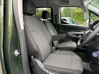 VAUXHALL Combo Life Electric 52kWh Ultimate MPV 5dr Electric Auto (7.4kW Charger) (136 ps)