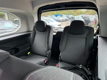 VAUXHALL Combo Life Electric 52kWh Design XL MPV 5dr Electric Auto (7.4kW Charger) (136 ps)