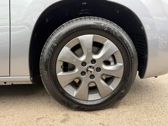 VAUXHALL Combo Life Electric 52kWh Ultimate MPV 5dr Electric Auto (7.4kW Charger) (136 ps)