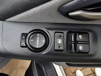 HYUNDAI i800 2.5 CRDi SE MPV 5dr Diesel Manual Euro 6 (136 ps)