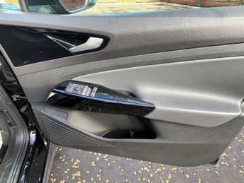 VOLKSWAGEN ID.4 Pro Performance 77kWh Life SUV 5dr Electric Auto (204 ps)