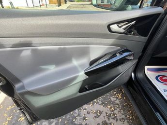 VOLKSWAGEN ID.4 Pro Performance 77kWh Life SUV 5dr Electric Auto (204 ps)