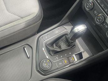 VOLKSWAGEN TIGUAN 2.0 TDI BlueMotion Tech R-Line SUV 5dr Diesel DSG 4Motion Euro 6