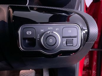 MERCEDES-BENZ A CLASS 1.5 A180d Sport (Executive) Hatchback 5dr Diesel 7G-DCT Euro 6 (