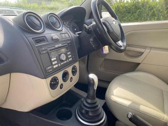 FORD FIESTA 1.4 Ghia Hatchback 5dr Petrol Manual (147 g/km, 79 bhp)