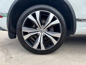 VOLKSWAGEN TOUAREG 3.0 TDI V6 BlueMotion Tech R-Line SUV 5dr Diesel Tiptronic 4WD E