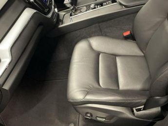 VOLVO XC60 2.0 T5 Momentum SUV 5dr Petrol Auto AWD Euro 6 (s/s) (250 ps)