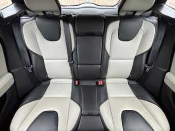 VOLVO V40 CROSS COUNTRY 2.0 D2 Lux Hatchback 5dr Diesel Auto Euro 6 (s/s) (120 ps)