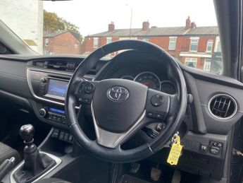 TOYOTA AURIS 1.6 V-Matic Icon Plus Hatchback 5dr Petrol Manual Euro 5 (132 ps