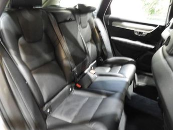 VOLVO V90 2.0 B4 MHEV Momentum Estate 5dr Diesel Hybrid Auto Euro 6 (s/s)