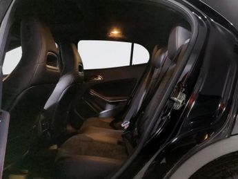 MERCEDES-BENZ 180 2.1 GLA220d AMG Line (Premium Plus) SUV 5dr Diesel 7G-DCT 4MATIC