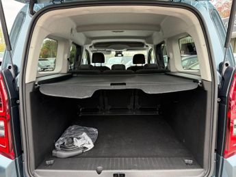 VAUXHALL Combo Life Electric 52kWh Ultimate XL MPV 5dr Electric Auto (7.4kW Charger) (136 ps)