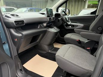 VAUXHALL Combo Life Electric 52kWh Ultimate XL MPV 5dr Electric Auto (7.4kW Charger) (136 ps)