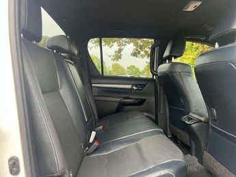 TOYOTA HILUX 2.8 HI-Luxury Invincible X D-4D 4WD Double Cab Auto 4WD 5dr