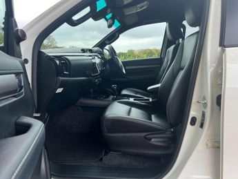 TOYOTA HILUX 2.8 HI-Luxury Invincible X D-4D 4WD Double Cab Auto 4WD 5dr
